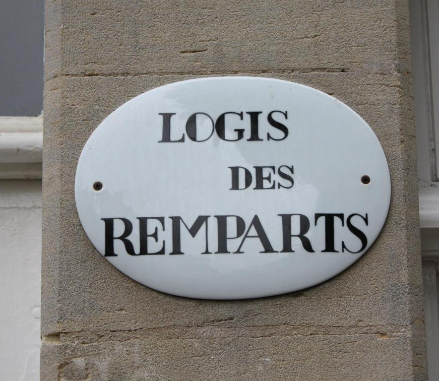 Logis Les Remparts Bed & Breakfast Байо Екстериор снимка